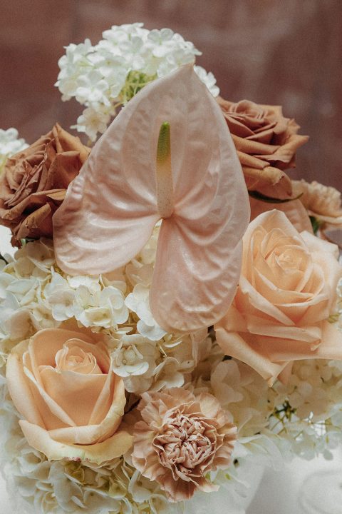 Hochzeitswahn - Ein zartes Arrangement aus Pastellblumen mit Pfirsichrosen, einer großen rosa Anthurie und cremefarbenen Hortensienbüscheln ergibt ein sanftes, romantisches Bouquet.