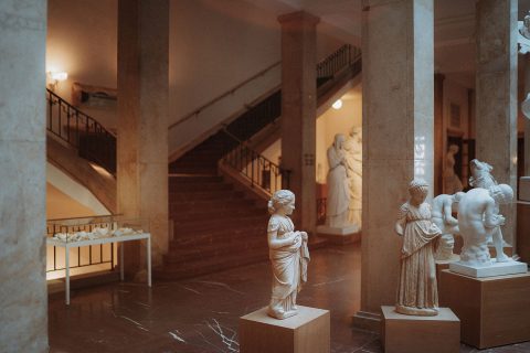 Hochzeitswahn - Ein Raum voller Statuen in einem Museum.