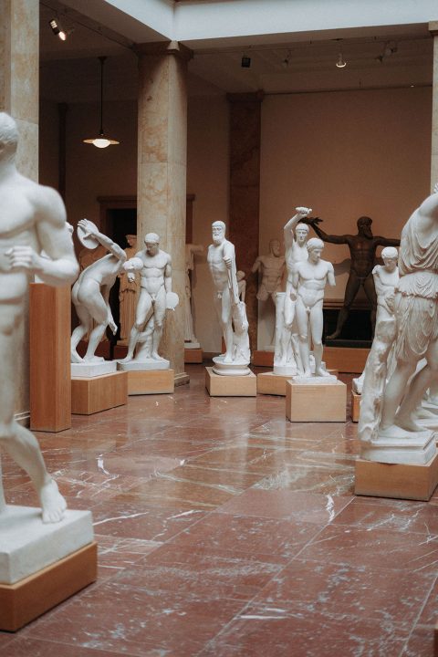Hochzeitswahn - Eine Reihe klassischer Statuen, die in einem Kunstmuseum ausgestellt sind und die Schönheit antiker Skulpturen und die Beherrschung der menschlichen Form in Marmor zeigen.