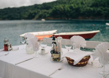 Entspannte Destination-Traumhochzeit in Kroatien von Nordica Photography