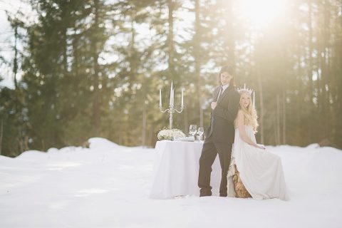 Märchenhafte Hochzeitsinspiration in der Wintersonne von Tirol