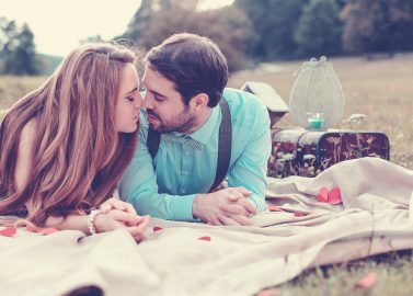 Zwei Lovebirds auf einem Wanderausflug